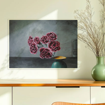 Türkise Vase mit Nelken – surreale Blumenkomposition in dunkler Innenraumszene.. Ohne Rahmen 70x50