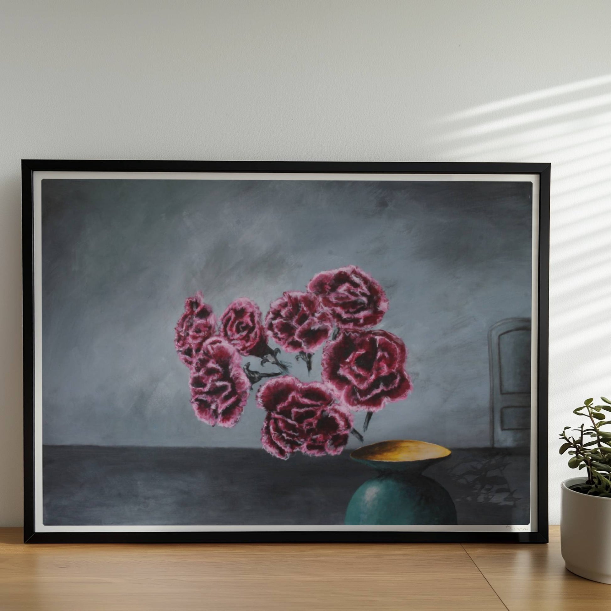 Türkise Vase mit Nelken – surreale Blumenkomposition in dunkler Innenraumszene.. Rahmen schwarz 70x50