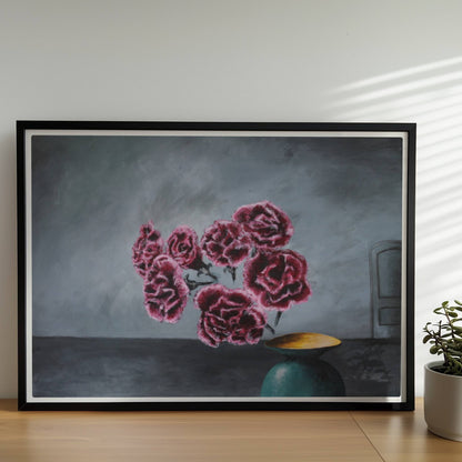 Türkise Vase mit Nelken – surreale Blumenkomposition in dunkler Innenraumszene.. Rahmen schwarz 70x50