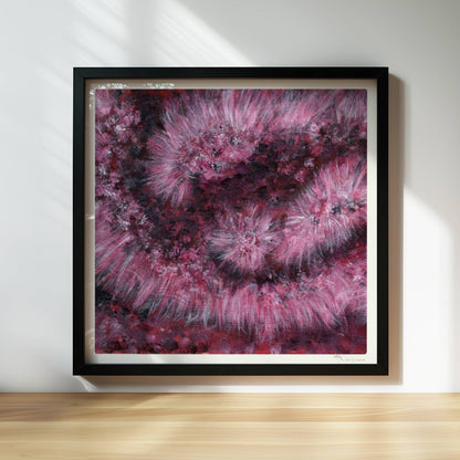 Drappierter pinker Kunstpelz mit goldenem Reißverschluss – abstrakte Struktur und Bewegung.. Rahmen schwarz 30x30