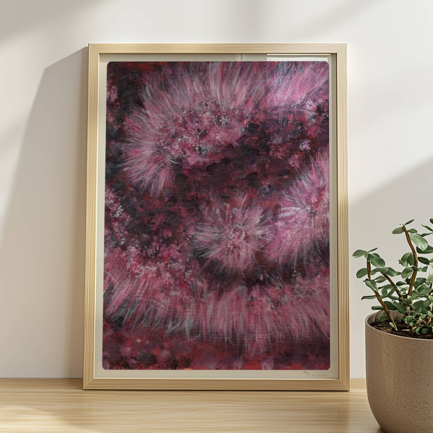 Drappierter pinker Kunstpelz mit goldenem Reißverschluss – abstrakte Struktur und Bewegung.. Rahmen natur 30x40