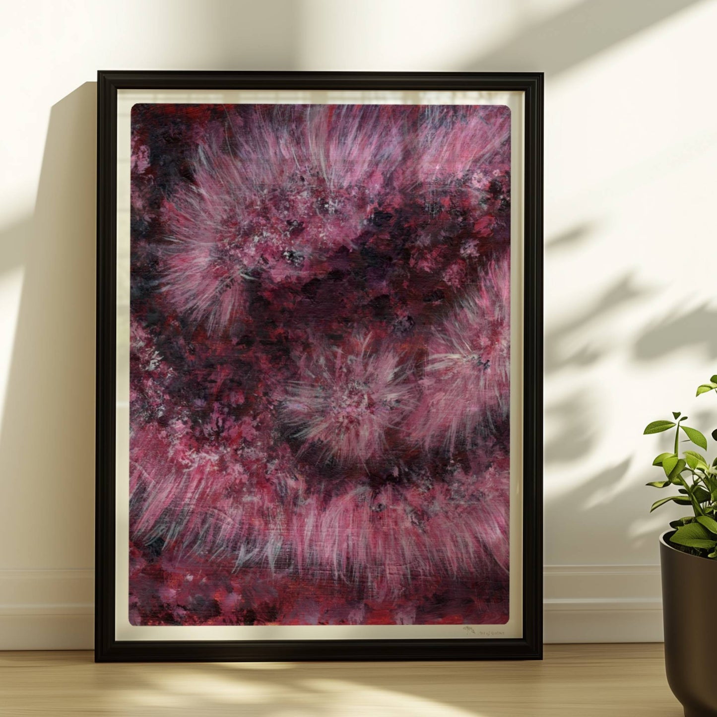 Drappierter pinker Kunstpelz mit goldenem Reißverschluss – abstrakte Struktur und Bewegung.. Rahmen schwarz 30x40