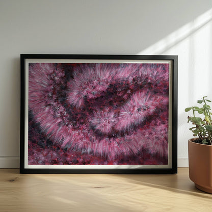 Drappierter pinker Kunstpelz mit goldenem Reißverschluss – abstrakte Struktur und Bewegung.. Rahmen schwarz 40x30