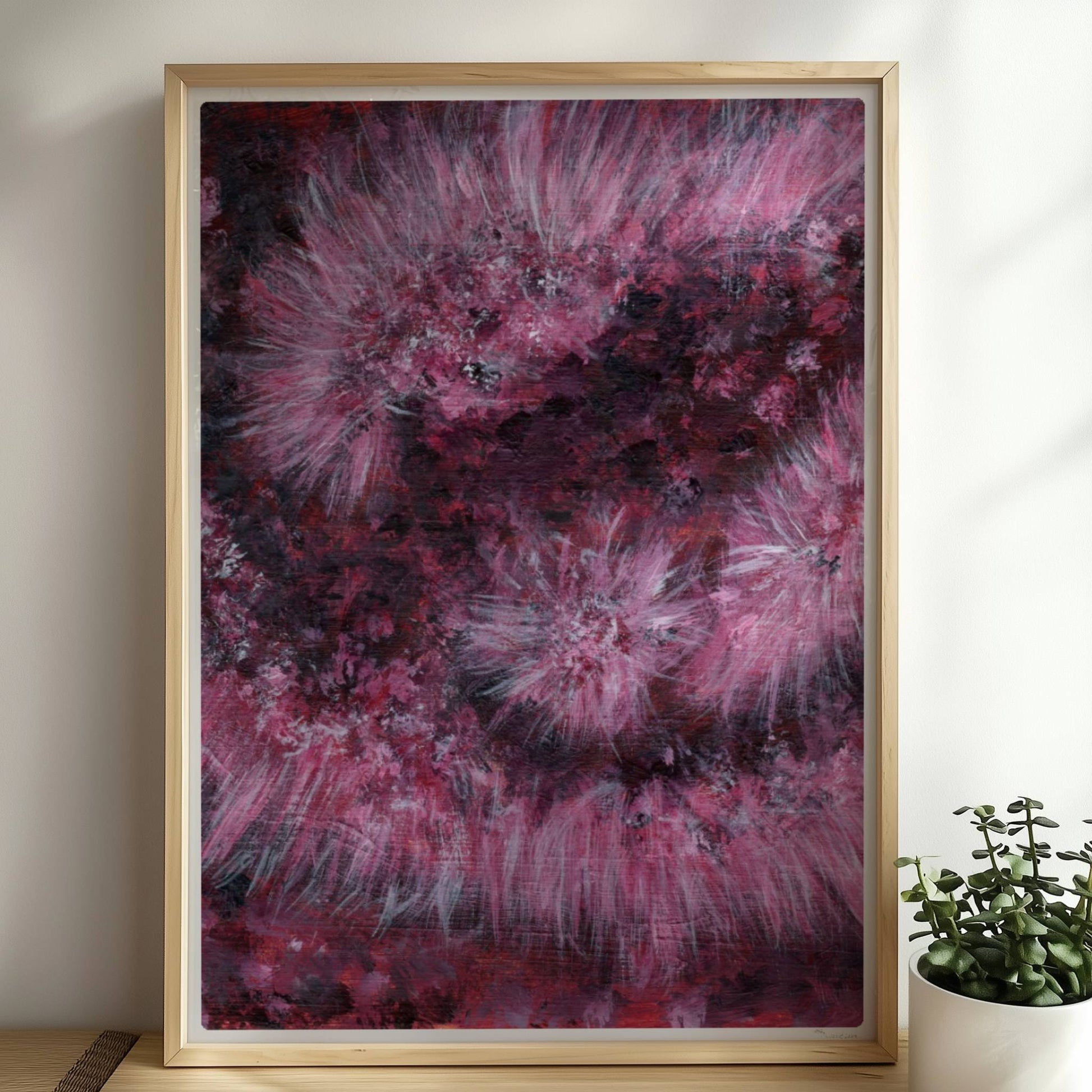 Drappierter pinker Kunstpelz mit goldenem Reißverschluss – abstrakte Struktur und Bewegung.. Rahmen natur 50x70