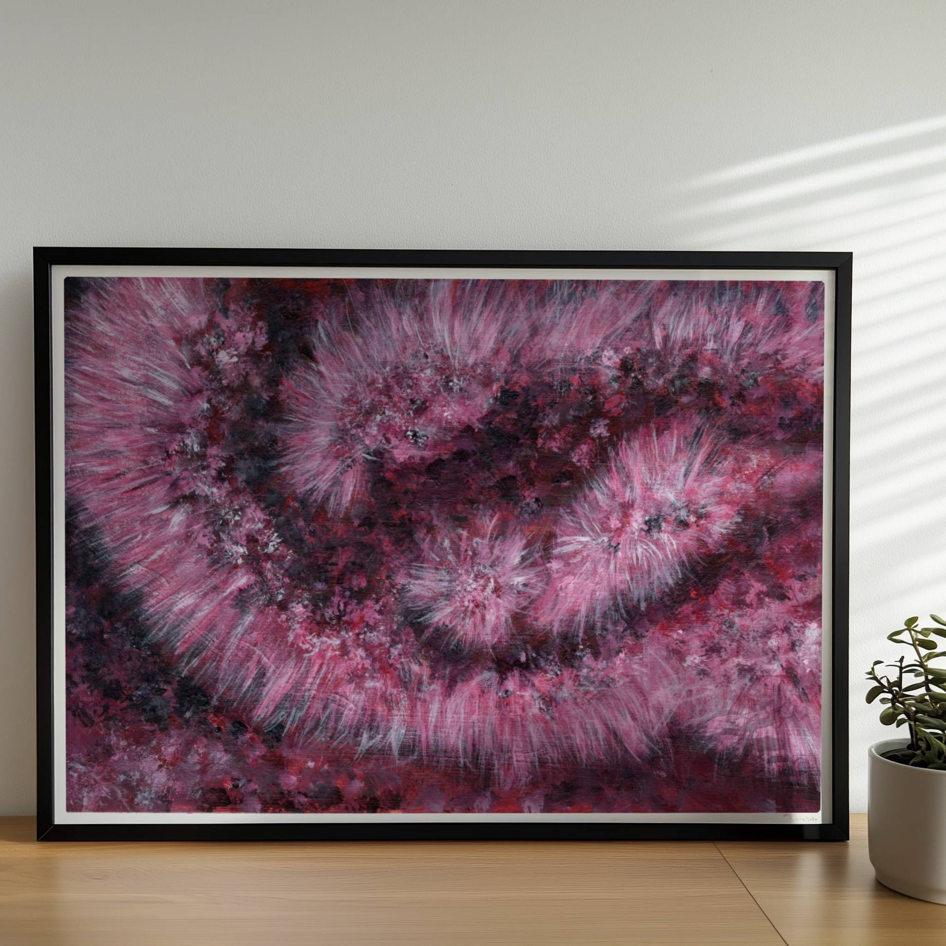 Drappierter pinker Kunstpelz mit goldenem Reißverschluss – abstrakte Struktur und Bewegung.. Rahmen schwarz 70x50