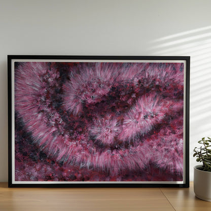 Drappierter pinker Kunstpelz mit goldenem Reißverschluss – abstrakte Struktur und Bewegung.. Rahmen schwarz 70x50
