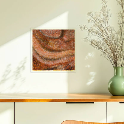 Nahaufnahme einer rotbraunen Kunstfellstruktur mit organischer Spiralform und samtigem Glanz.. Ohne Rahmen 30x30
