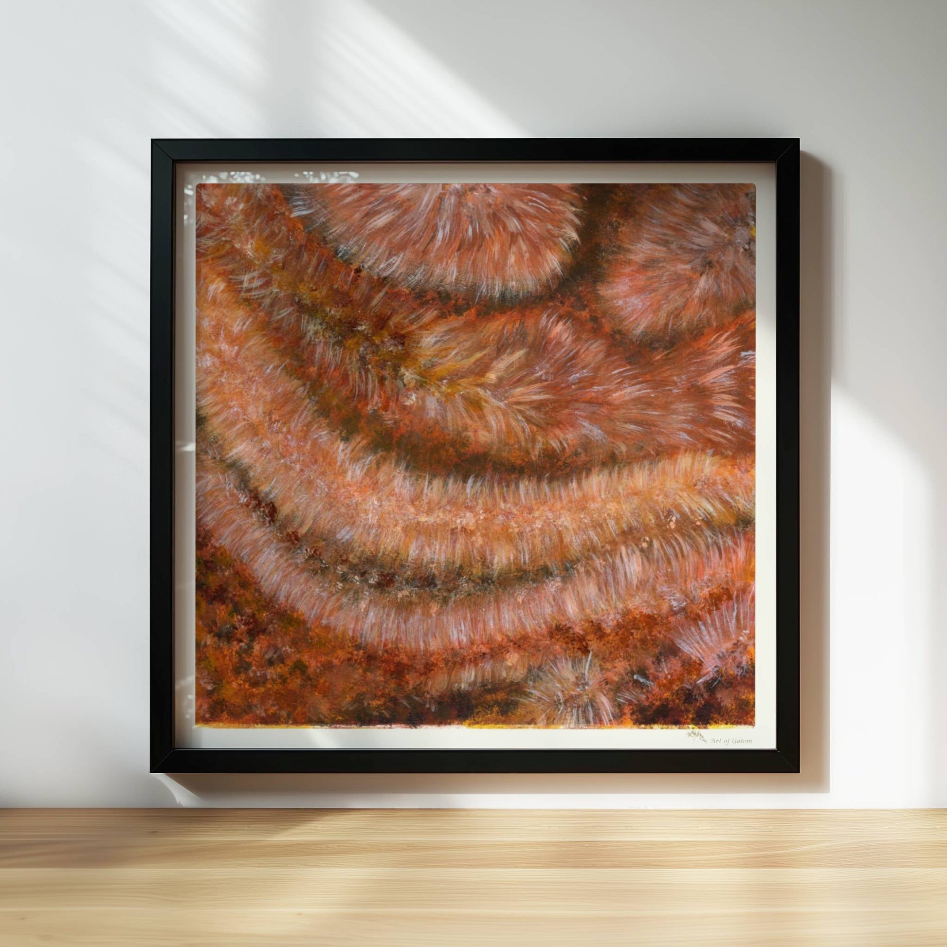Nahaufnahme einer rotbraunen Kunstfellstruktur mit organischer Spiralform und samtigem Glanz.. Rahmen schwarz 30x30