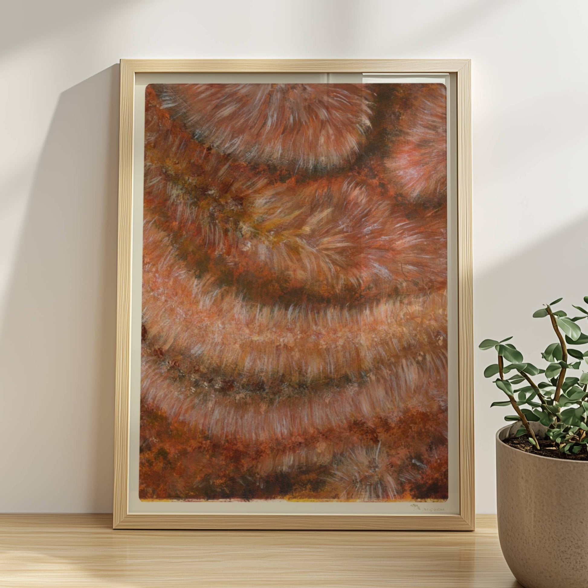 Nahaufnahme einer rotbraunen Kunstfellstruktur mit organischer Spiralform und samtigem Glanz.. Rahmen natur 30x40