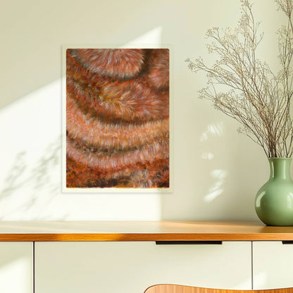 Nahaufnahme einer rotbraunen Kunstfellstruktur mit organischer Spiralform und samtigem Glanz.. Ohne Rahmen 30x40