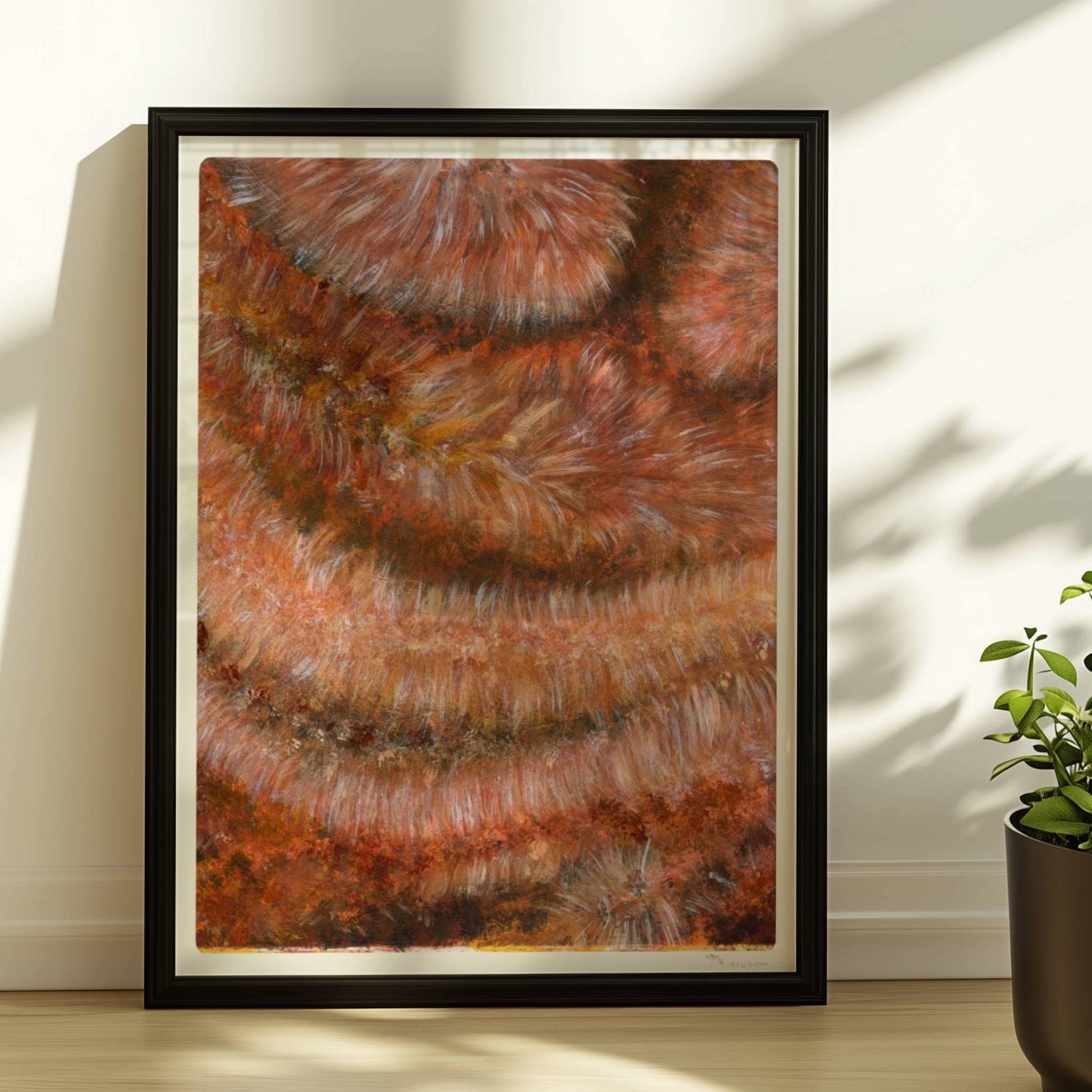 Nahaufnahme einer rotbraunen Kunstfellstruktur mit organischer Spiralform und samtigem Glanz.. Rahmen schwarz 30x40