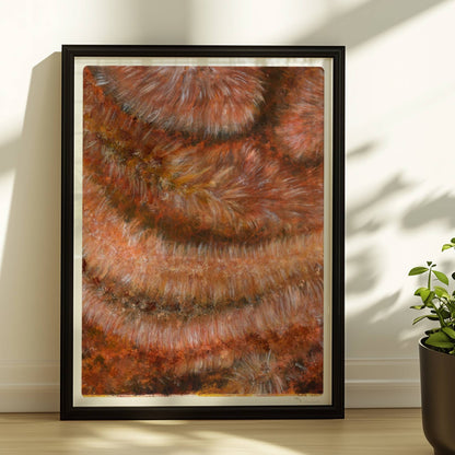 Nahaufnahme einer rotbraunen Kunstfellstruktur mit organischer Spiralform und samtigem Glanz.. Rahmen schwarz 30x40