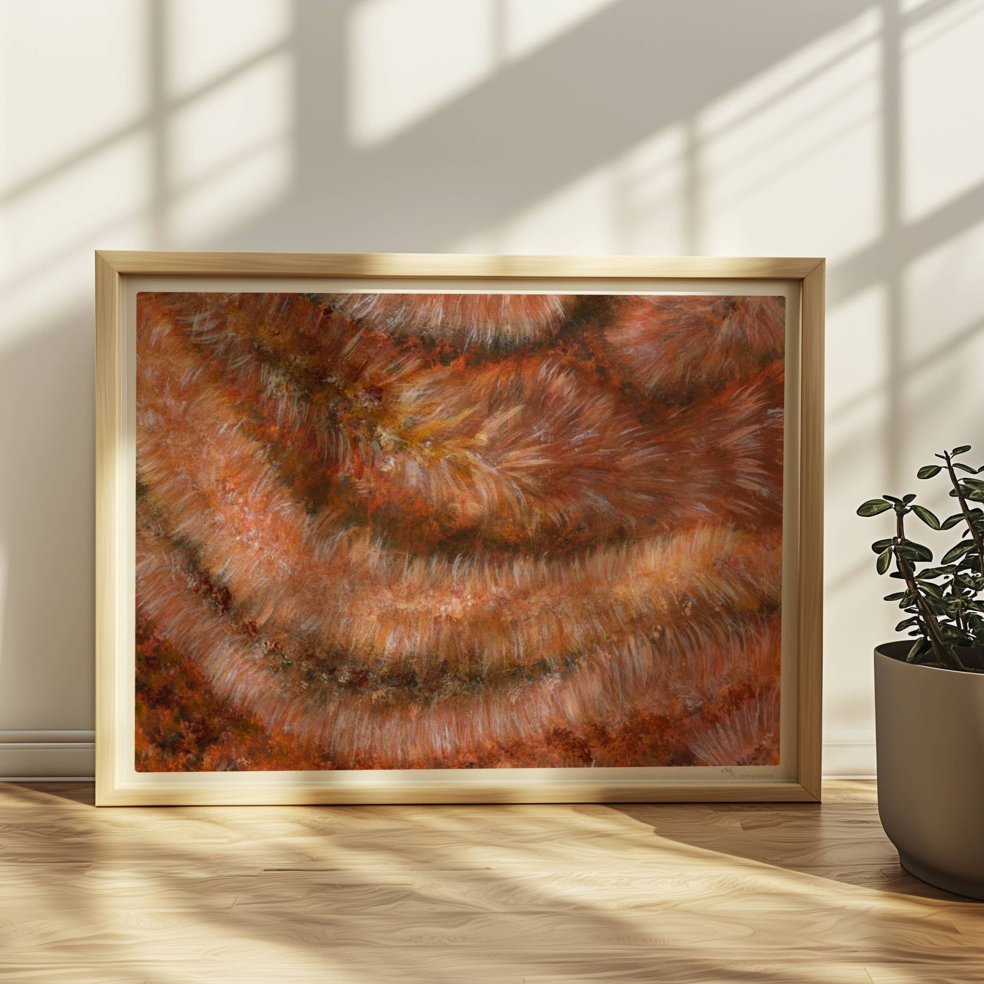Nahaufnahme einer rotbraunen Kunstfellstruktur mit organischer Spiralform und samtigem Glanz.. Rahmen natur 40x30