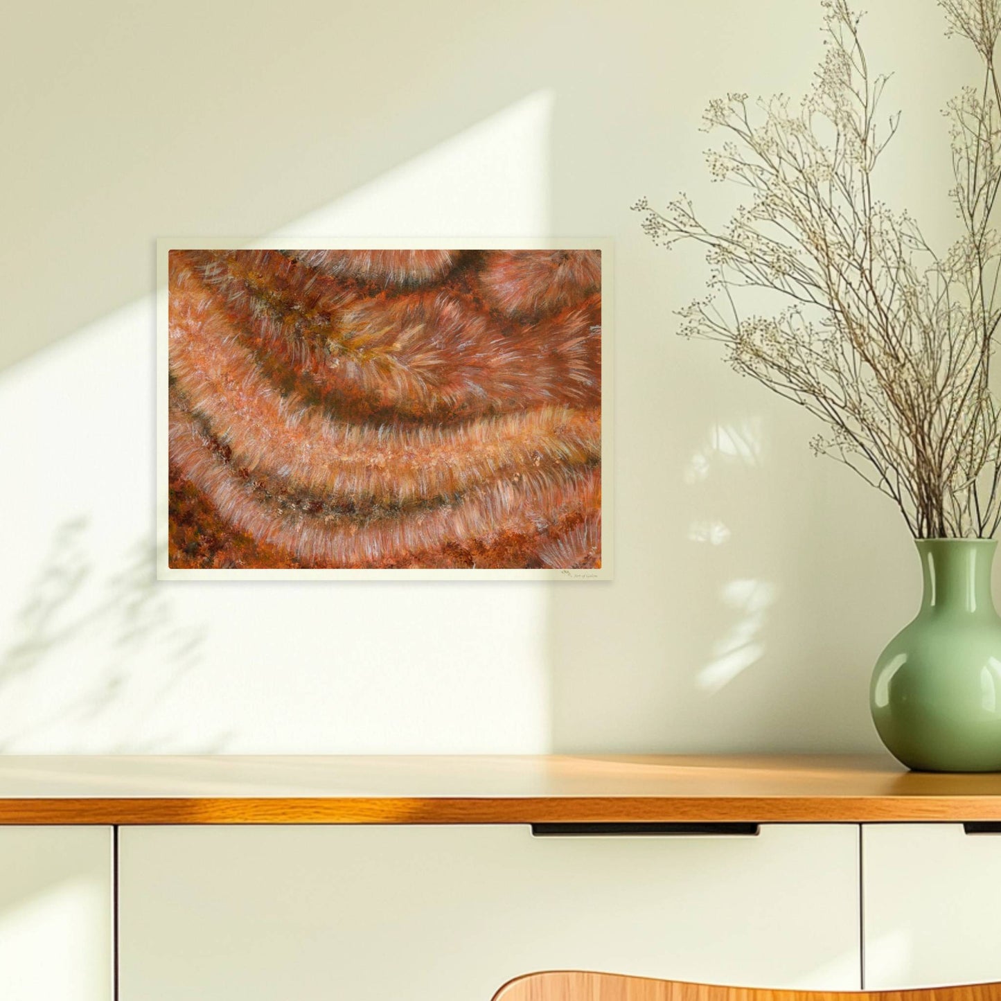 Nahaufnahme einer rotbraunen Kunstfellstruktur mit organischer Spiralform und samtigem Glanz.. Ohne Rahmen 40x30