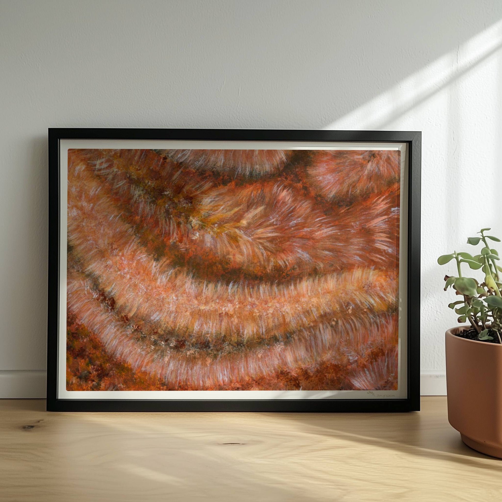 Nahaufnahme einer rotbraunen Kunstfellstruktur mit organischer Spiralform und samtigem Glanz.. Rahmen schwarz 40x30