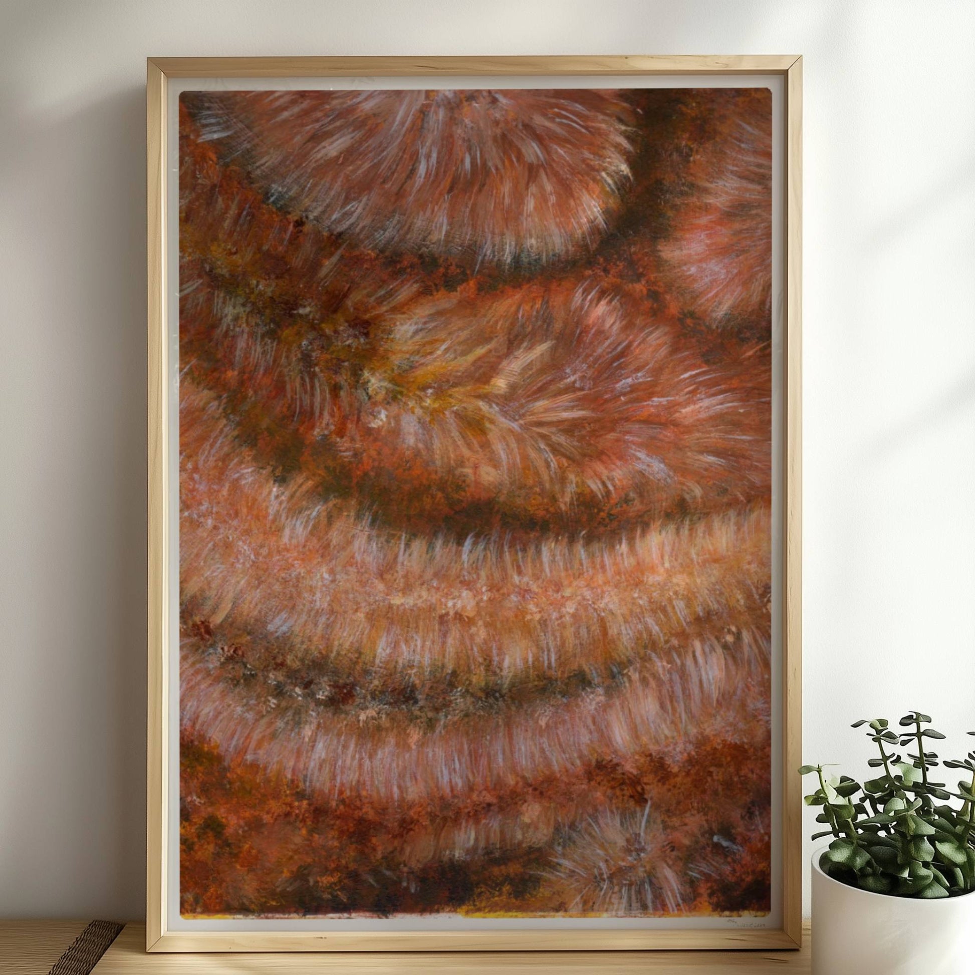 Nahaufnahme einer rotbraunen Kunstfellstruktur mit organischer Spiralform und samtigem Glanz.. Rahmen natur 50x70