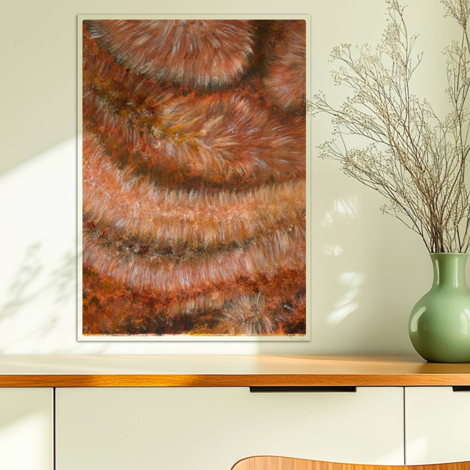 Nahaufnahme einer rotbraunen Kunstfellstruktur mit organischer Spiralform und samtigem Glanz.. Ohne Rahmen 50x70