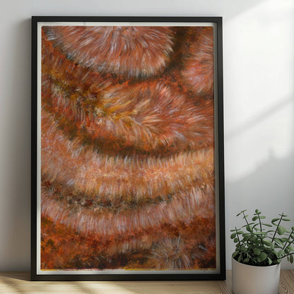 Nahaufnahme einer rotbraunen Kunstfellstruktur mit organischer Spiralform und samtigem Glanz.. Rahmen schwarz 50x70