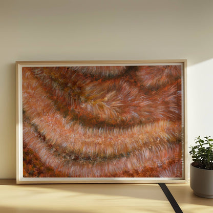 Nahaufnahme einer rotbraunen Kunstfellstruktur mit organischer Spiralform und samtigem Glanz.. Rahmen natur 70x50