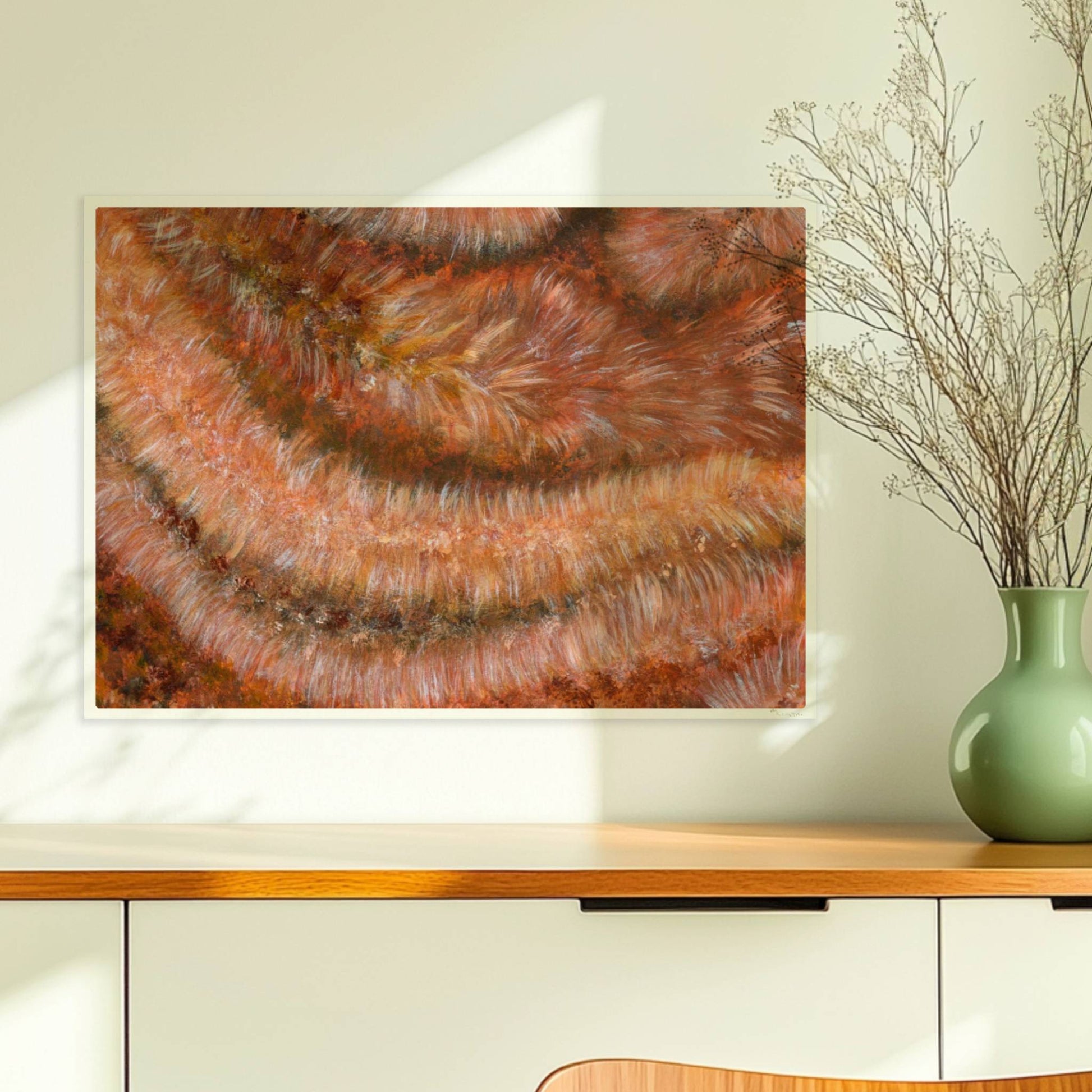 Nahaufnahme einer rotbraunen Kunstfellstruktur mit organischer Spiralform und samtigem Glanz.. Ohne Rahmen 70x50