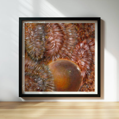 Abstrakte Darstellung von braunem Kunstfell mit dynamischer Kugelform und organischen Texturmustern.. Rahmen schwarz 30x30