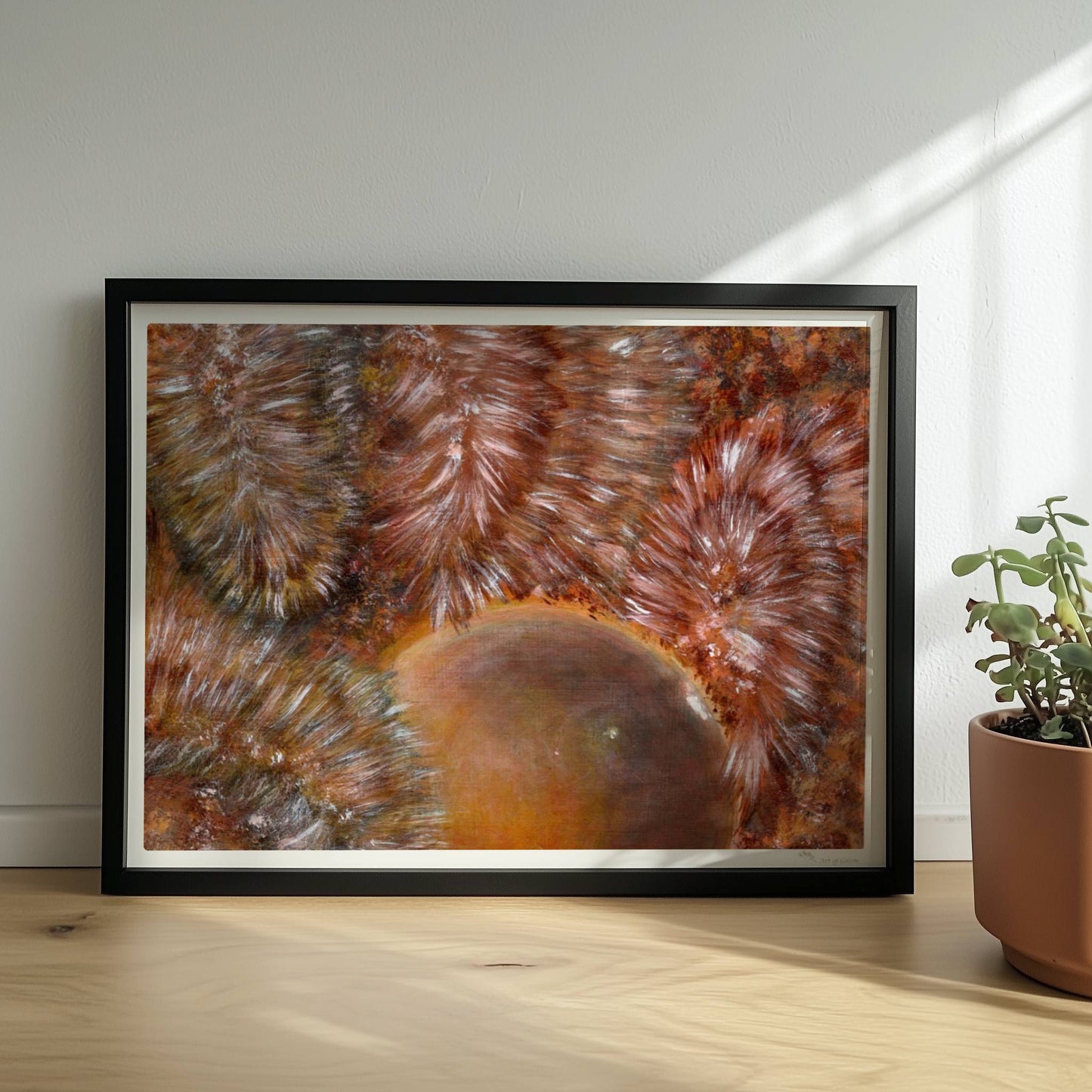 Abstrakte Darstellung von braunem Kunstfell mit dynamischer Kugelform und organischen Texturmustern.. Rahmen schwarz 40x30