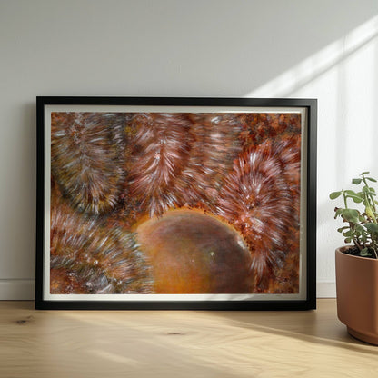 Abstrakte Darstellung von braunem Kunstfell mit dynamischer Kugelform und organischen Texturmustern.. Rahmen schwarz 40x30