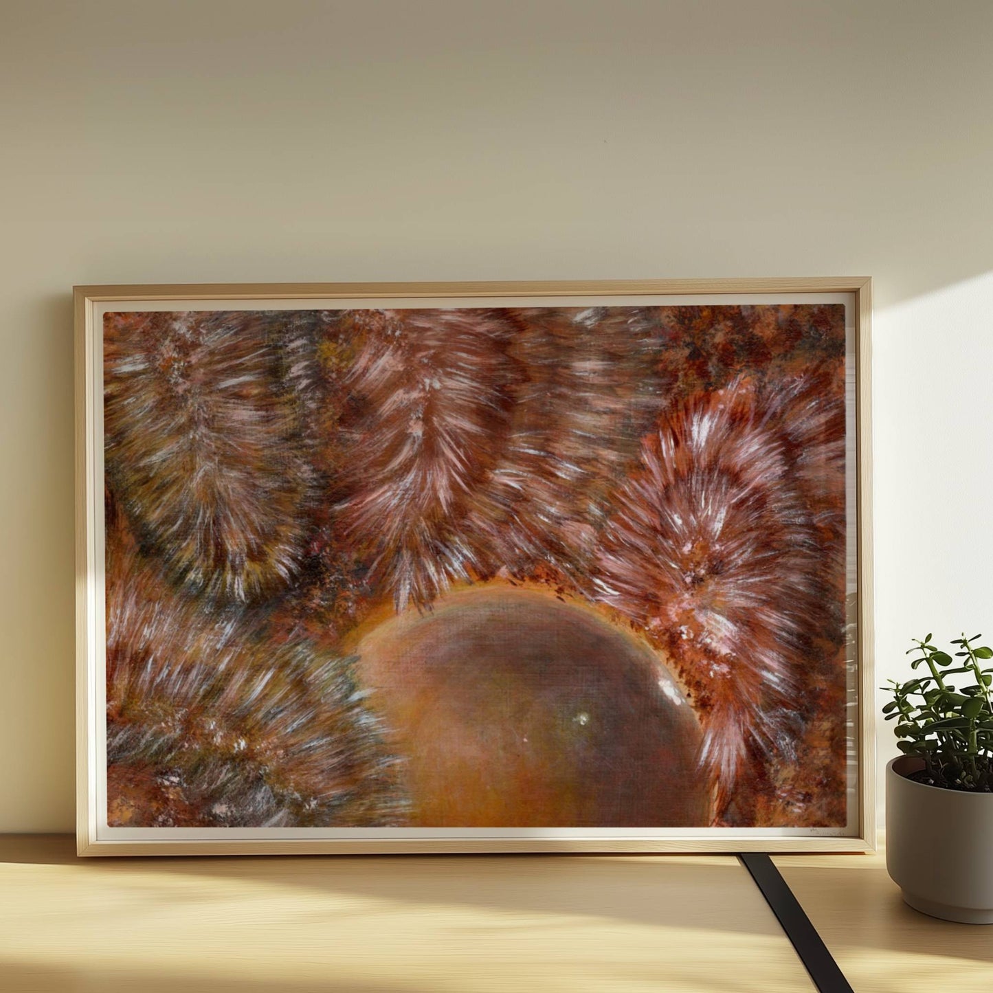 Abstrakte Darstellung von braunem Kunstfell mit dynamischer Kugelform und organischen Texturmustern.. Rahmen natur 70x50