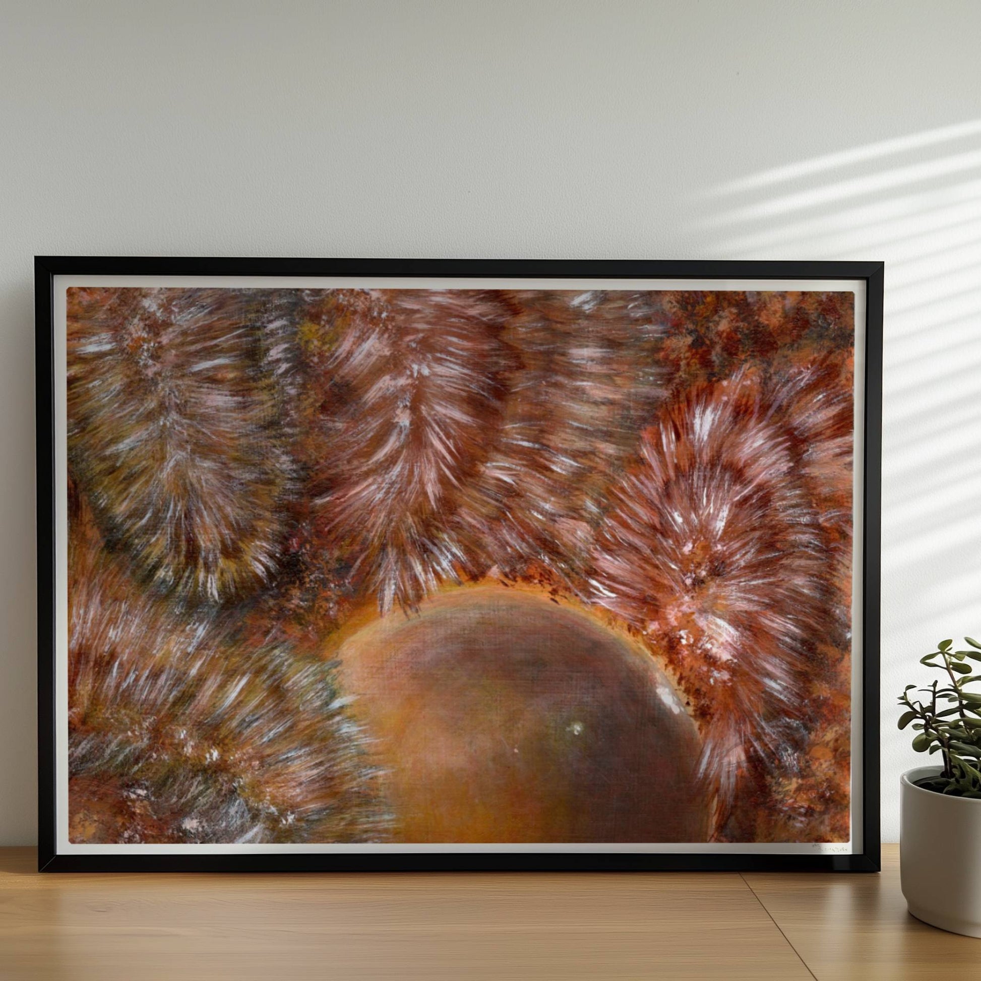 Abstrakte Darstellung von braunem Kunstfell mit dynamischer Kugelform und organischen Texturmustern.. Rahmen schwarz 70x50
