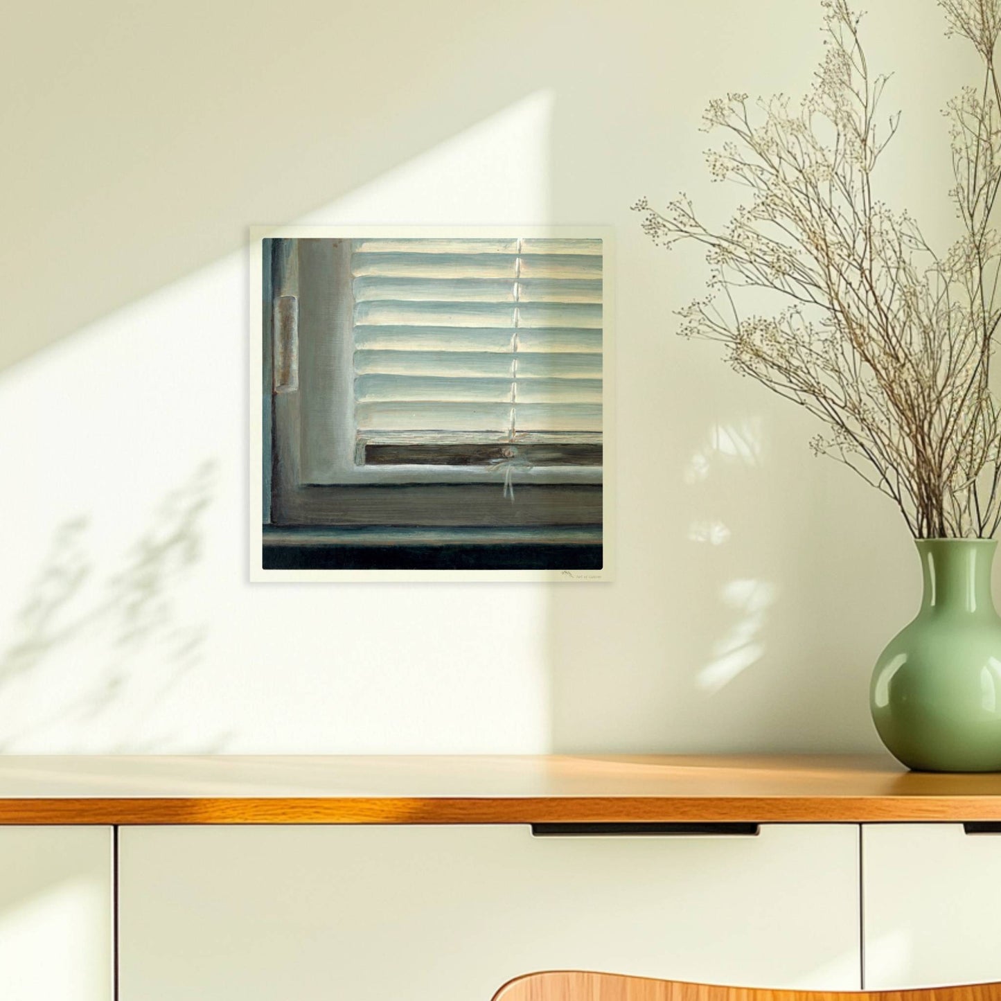Detailaufnahme eines Fensters mit geschlossenen weißen Jalousien, subtiler Lichteinfall und sanfte Blautöne.. Ohne Rahmen 30x30