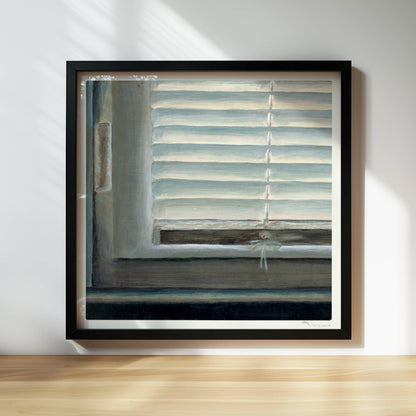 Detailaufnahme eines Fensters mit geschlossenen weißen Jalousien, subtiler Lichteinfall und sanfte Blautöne.. Rahmen schwarz 30x30