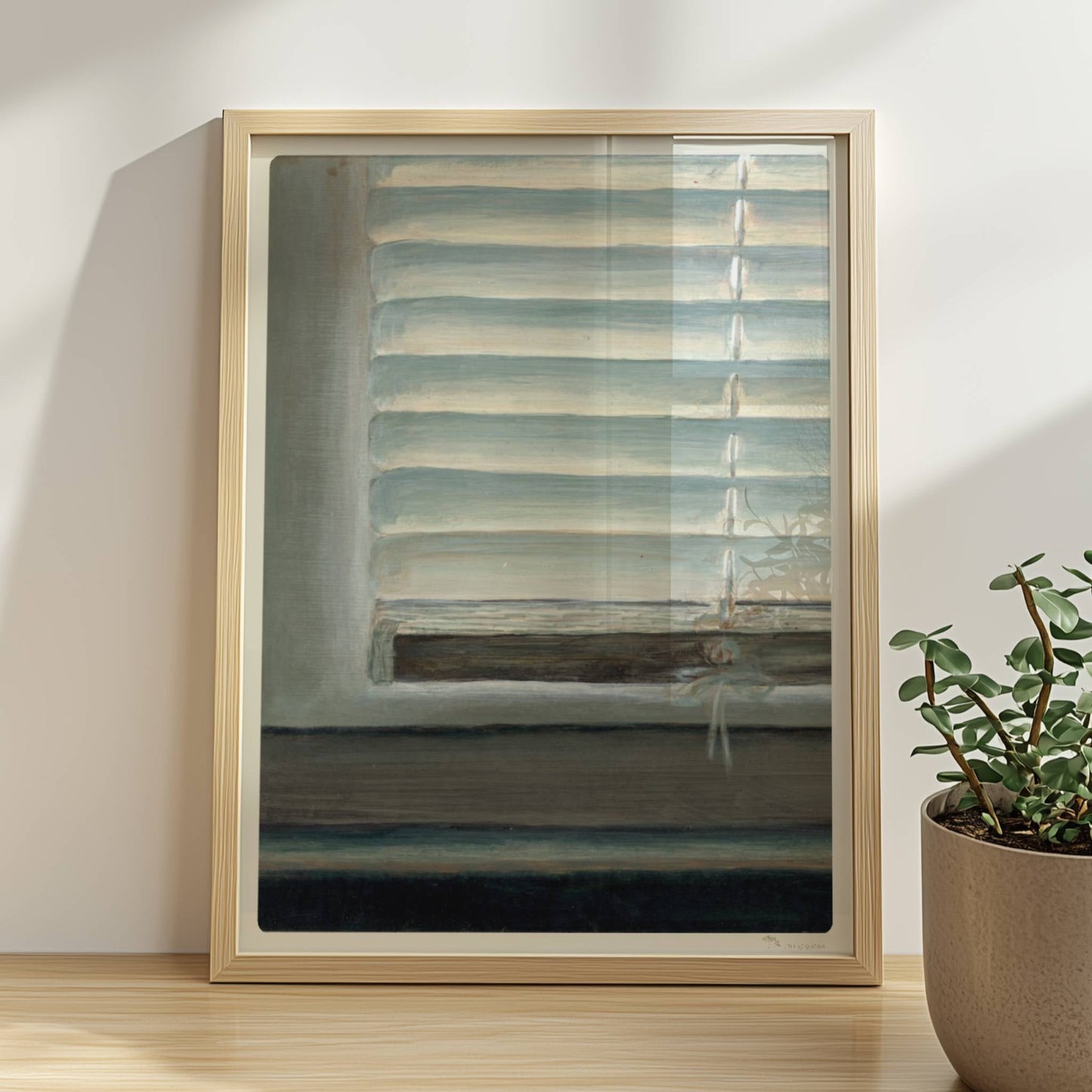 Detailaufnahme eines Fensters mit geschlossenen weißen Jalousien, subtiler Lichteinfall und sanfte Blautöne.. Rahmen natur 30x40
