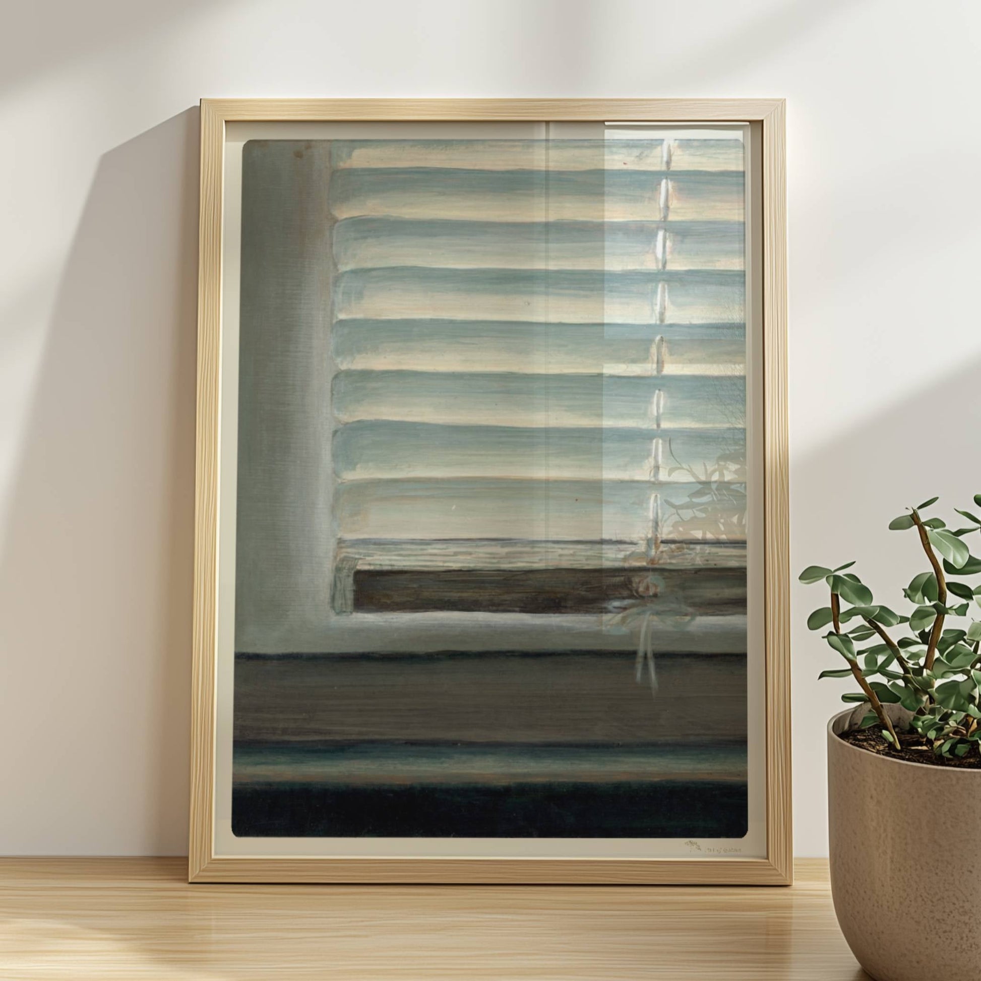 Detailaufnahme eines Fensters mit geschlossenen weißen Jalousien, subtiler Lichteinfall und sanfte Blautöne.. Rahmen natur 30x40