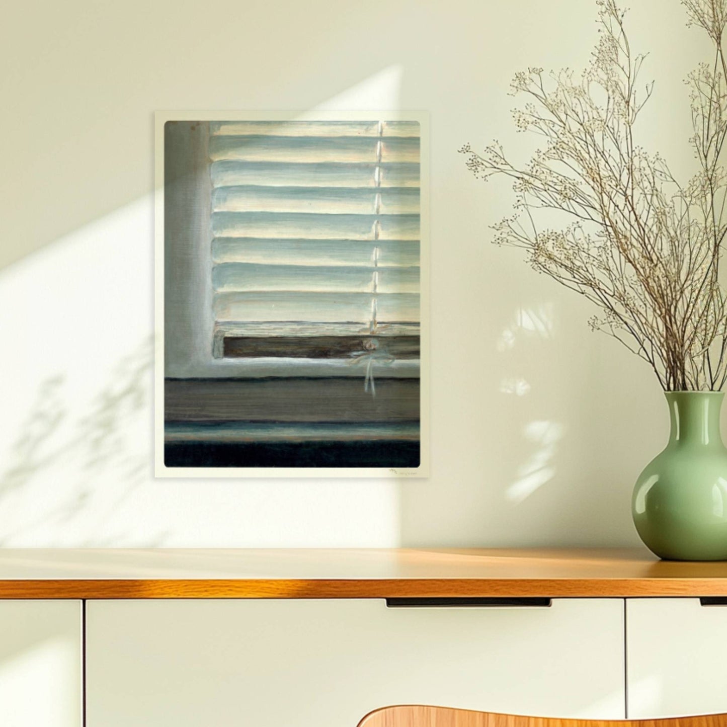 Detailaufnahme eines Fensters mit geschlossenen weißen Jalousien, subtiler Lichteinfall und sanfte Blautöne.. Ohne Rahmen 30x40