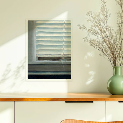 Detailaufnahme eines Fensters mit geschlossenen weißen Jalousien, subtiler Lichteinfall und sanfte Blautöne.. Ohne Rahmen 30x40