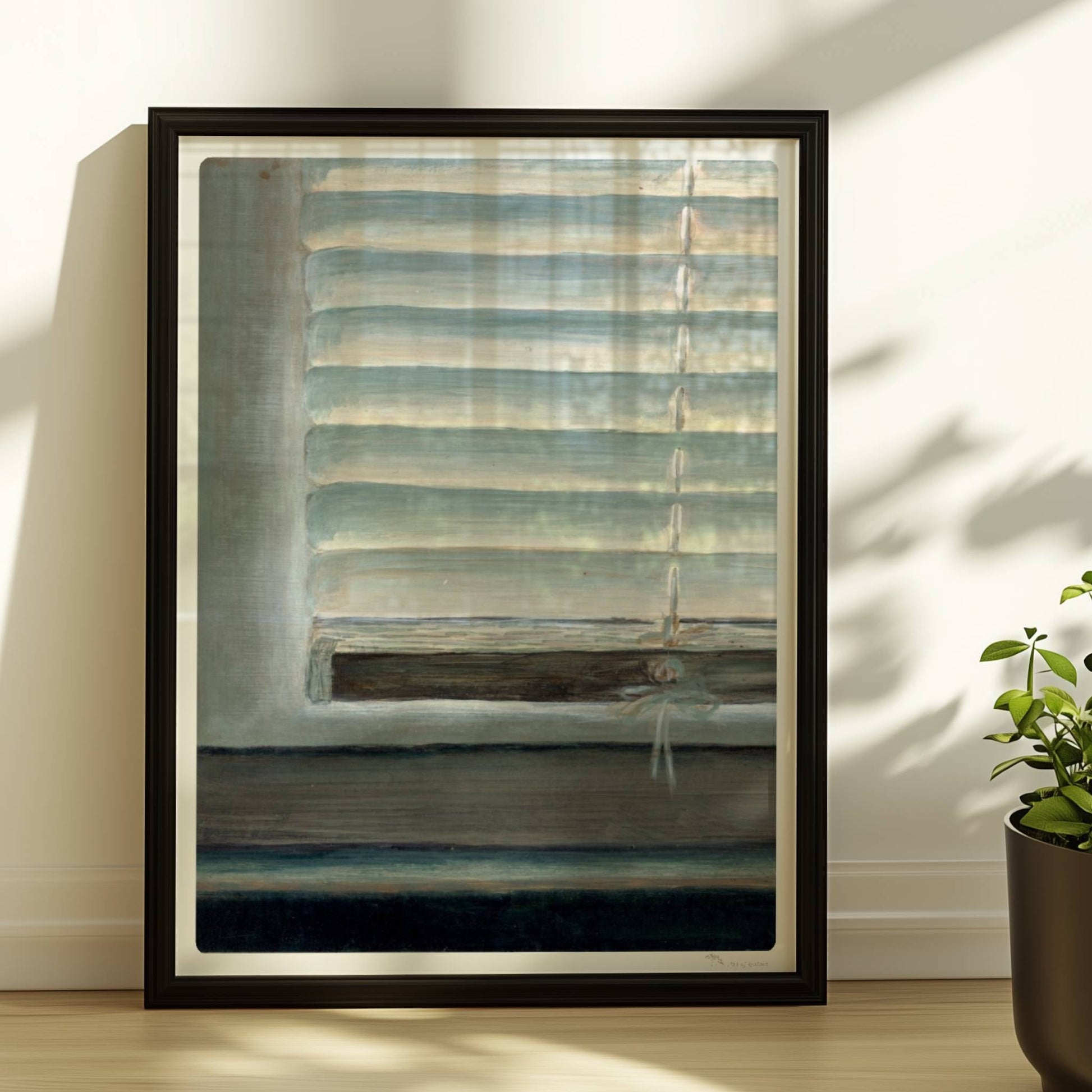 Detailaufnahme eines Fensters mit geschlossenen weißen Jalousien, subtiler Lichteinfall und sanfte Blautöne.. Rahmen schwarz 30x40