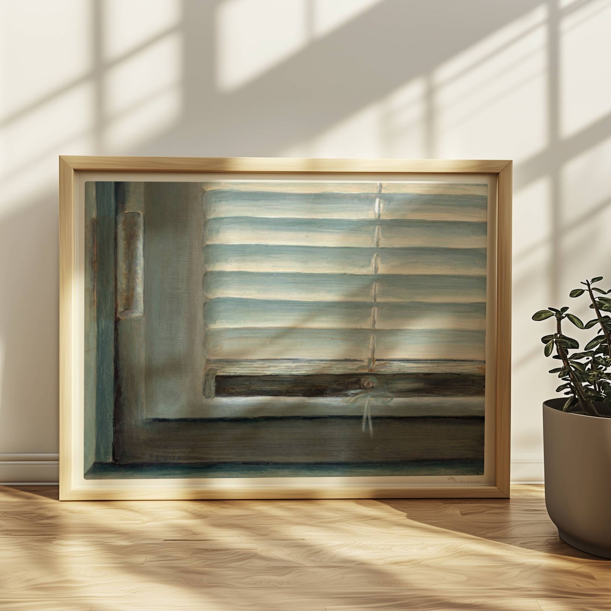 Detailaufnahme eines Fensters mit geschlossenen weißen Jalousien, subtiler Lichteinfall und sanfte Blautöne.. Rahmen natur 40x30