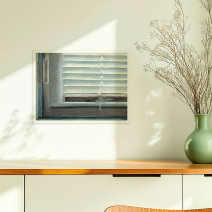 Detailaufnahme eines Fensters mit geschlossenen weißen Jalousien, subtiler Lichteinfall und sanfte Blautöne.. Ohne Rahmen 40x30