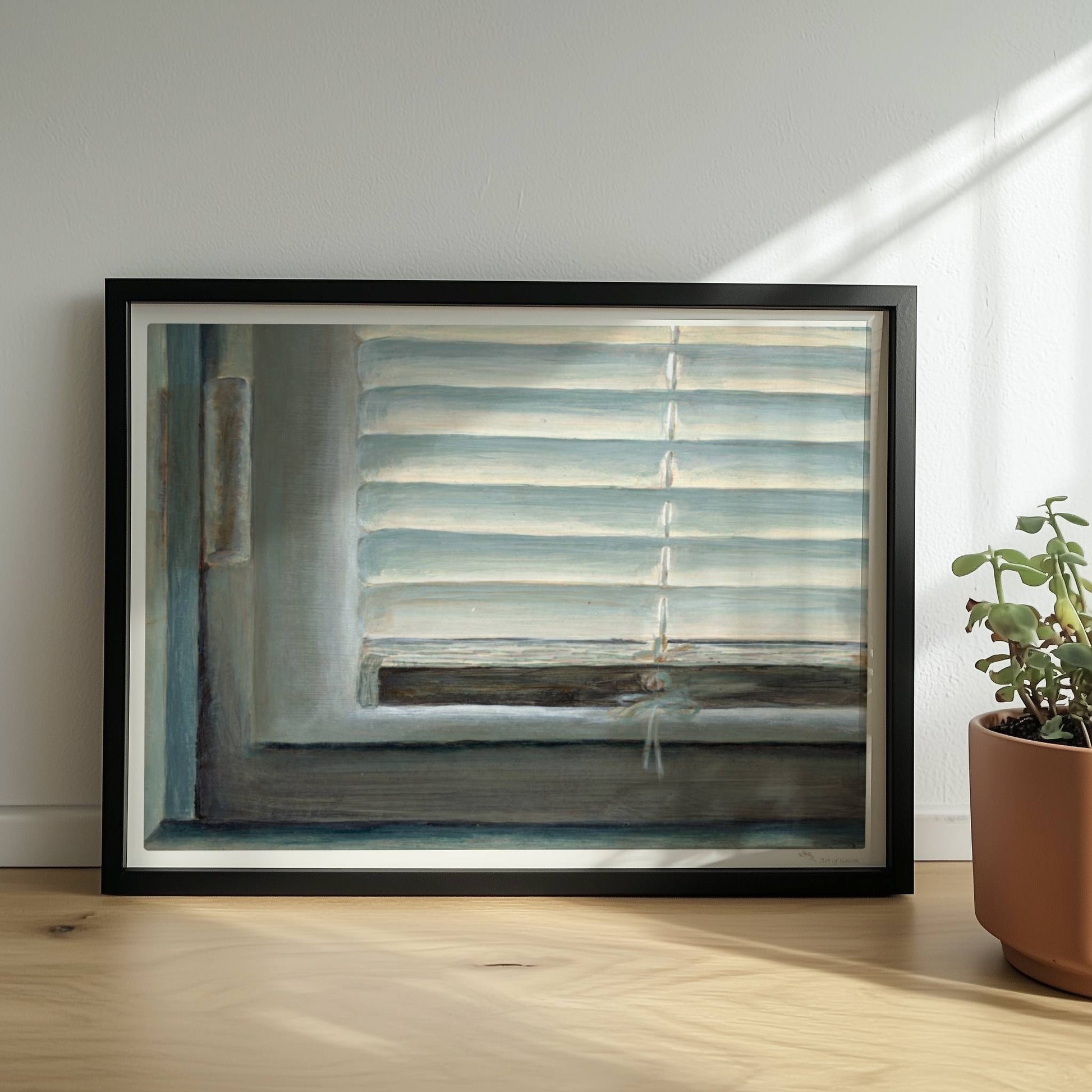 Detailaufnahme eines Fensters mit geschlossenen weißen Jalousien, subtiler Lichteinfall und sanfte Blautöne.. Rahmen schwarz 40x30