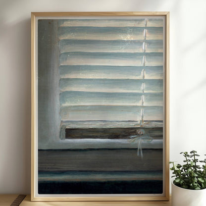 Detailaufnahme eines Fensters mit geschlossenen weißen Jalousien, subtiler Lichteinfall und sanfte Blautöne.. Rahmen natur 50x70