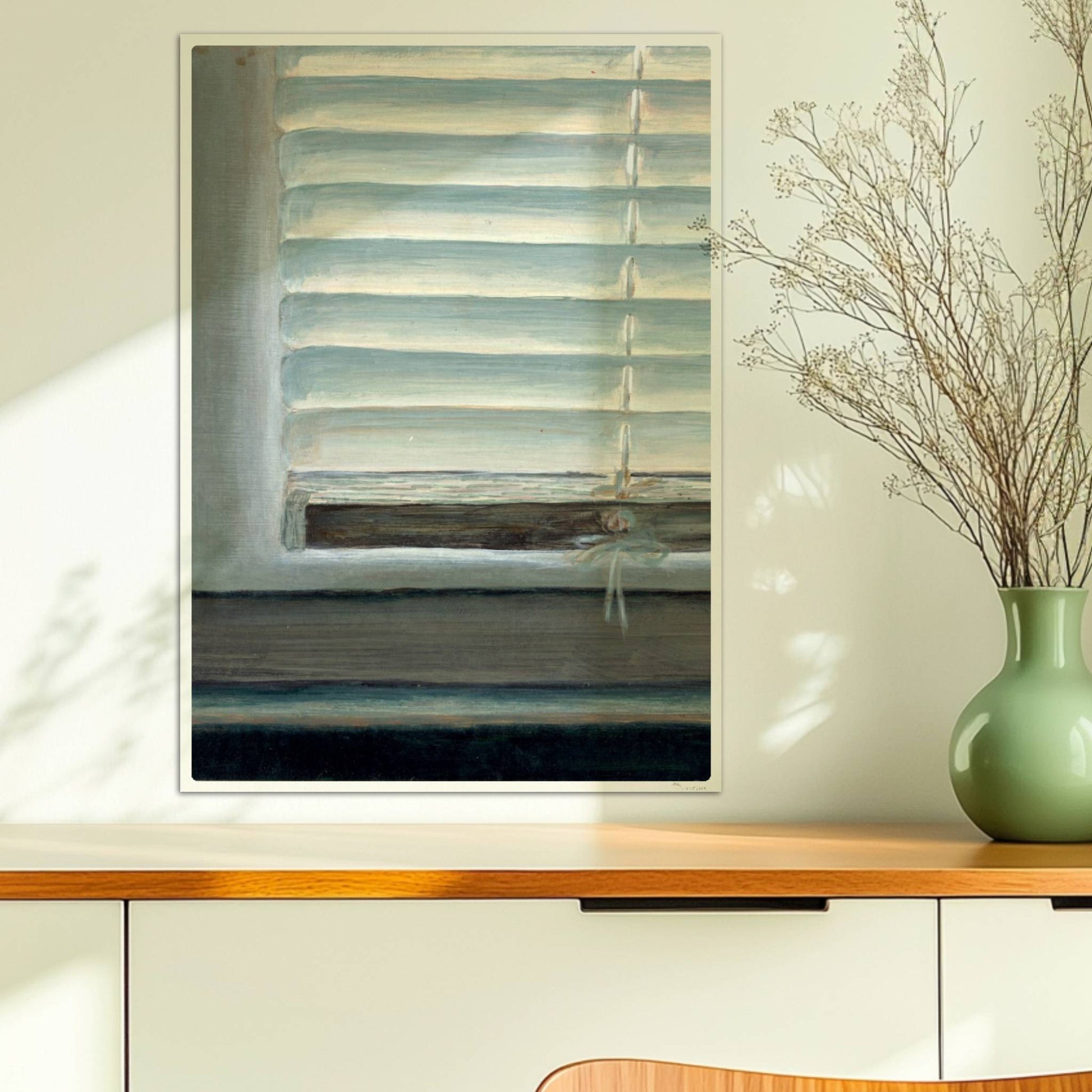 Detailaufnahme eines Fensters mit geschlossenen weißen Jalousien, subtiler Lichteinfall und sanfte Blautöne.. Ohne Rahmen 50x70