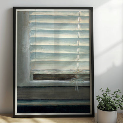 Detailaufnahme eines Fensters mit geschlossenen weißen Jalousien, subtiler Lichteinfall und sanfte Blautöne.. Rahmen schwarz 50x70