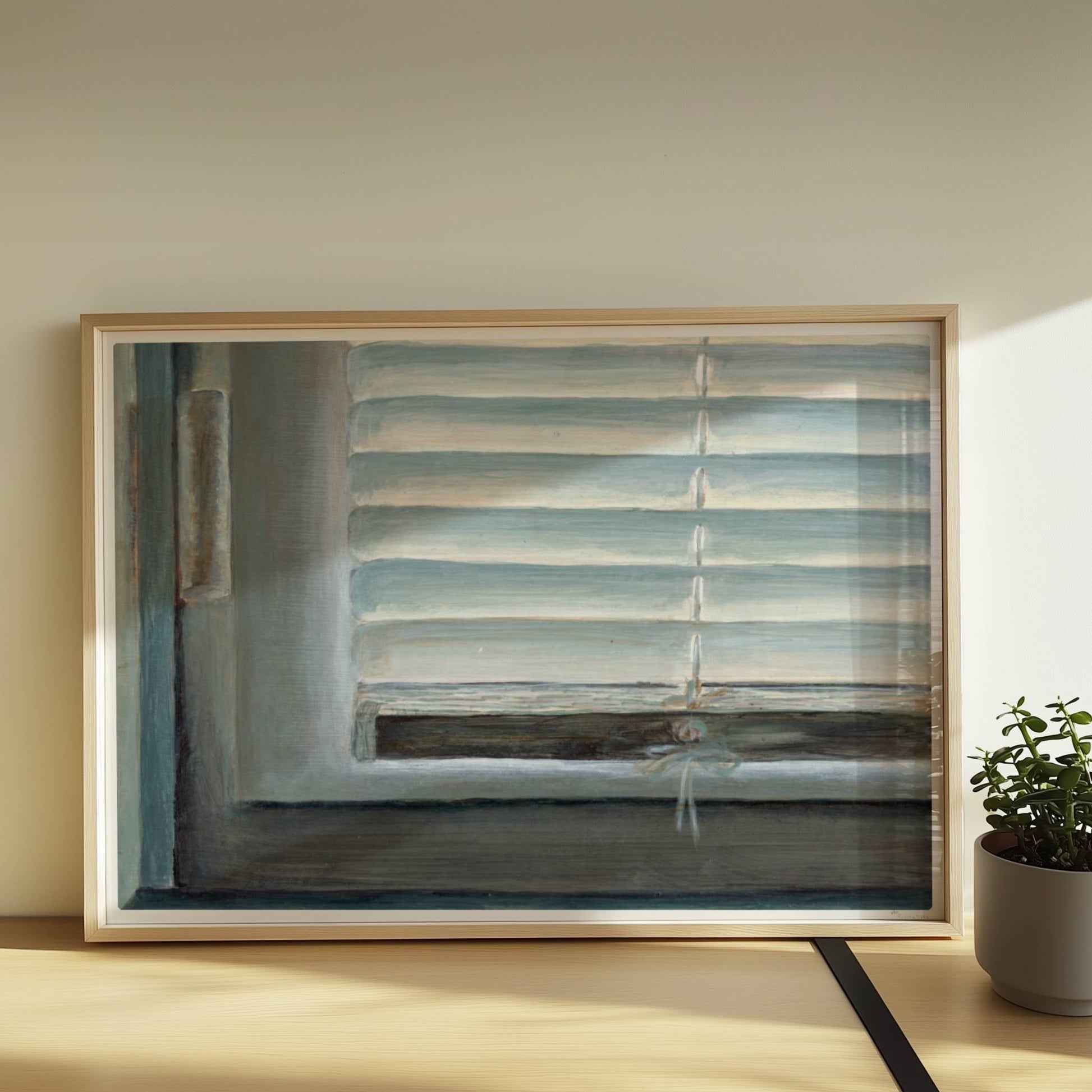 Detailaufnahme eines Fensters mit geschlossenen weißen Jalousien, subtiler Lichteinfall und sanfte Blautöne.. Rahmen natur 70x50