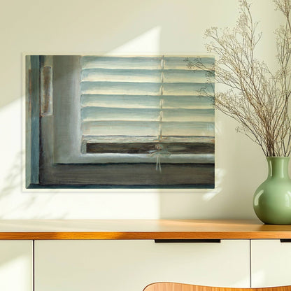 Detailaufnahme eines Fensters mit geschlossenen weißen Jalousien, subtiler Lichteinfall und sanfte Blautöne.. Ohne Rahmen 70x50