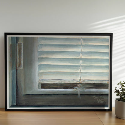Detailaufnahme eines Fensters mit geschlossenen weißen Jalousien, subtiler Lichteinfall und sanfte Blautöne.. Rahmen schwarz 70x50