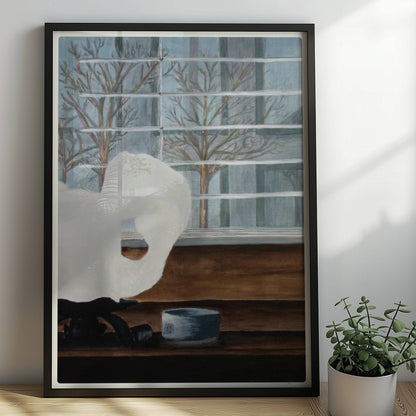 Große geschmolzene weiße Kerze auf Fensterbank vor Jalousien, mit Blick auf kahle Winterbäume und urbane Szenerie.. Rahmen schwarz 50x70