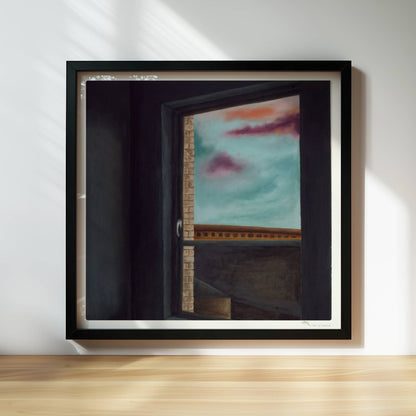 Dunkler Innenraum mit offener Fensteröffnung, Blick auf Ziegelwand, Dachlandschaft und Himmel mit violetten Wolken.. Rahmen schwarz 30x30