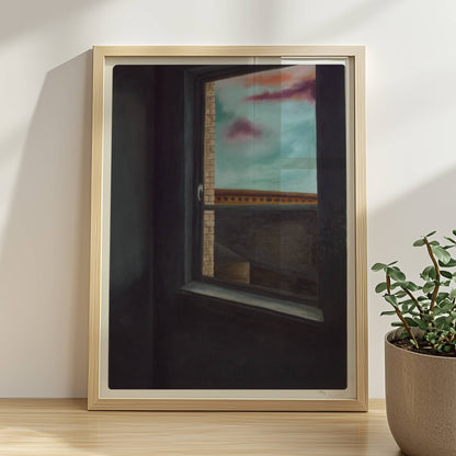 Dunkler Innenraum mit offener Fensteröffnung, Blick auf Ziegelwand, Dachlandschaft und Himmel mit violetten Wolken.. Rahmen natur 30x40