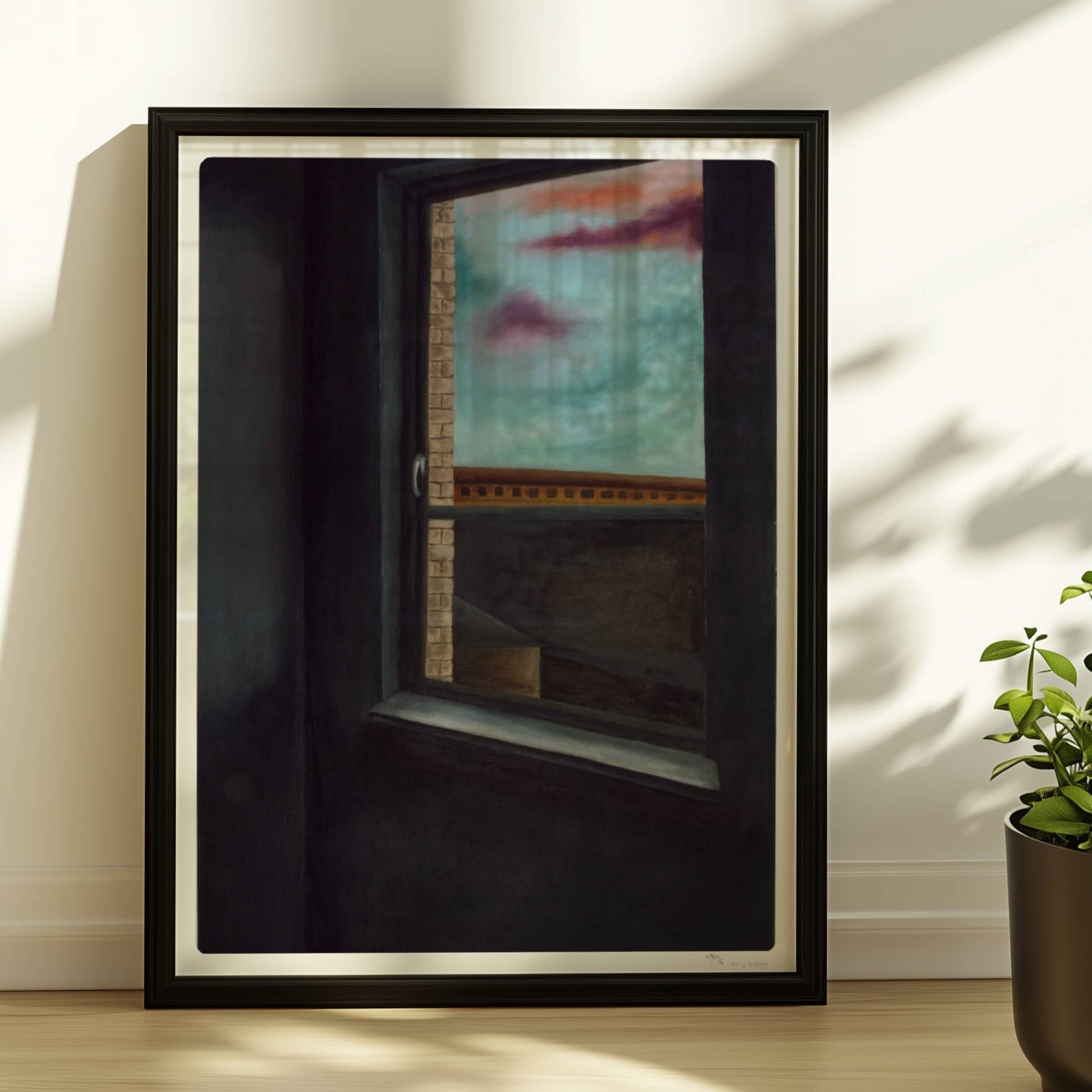 Dunkler Innenraum mit offener Fensteröffnung, Blick auf Ziegelwand, Dachlandschaft und Himmel mit violetten Wolken.. Rahmen schwarz 30x40