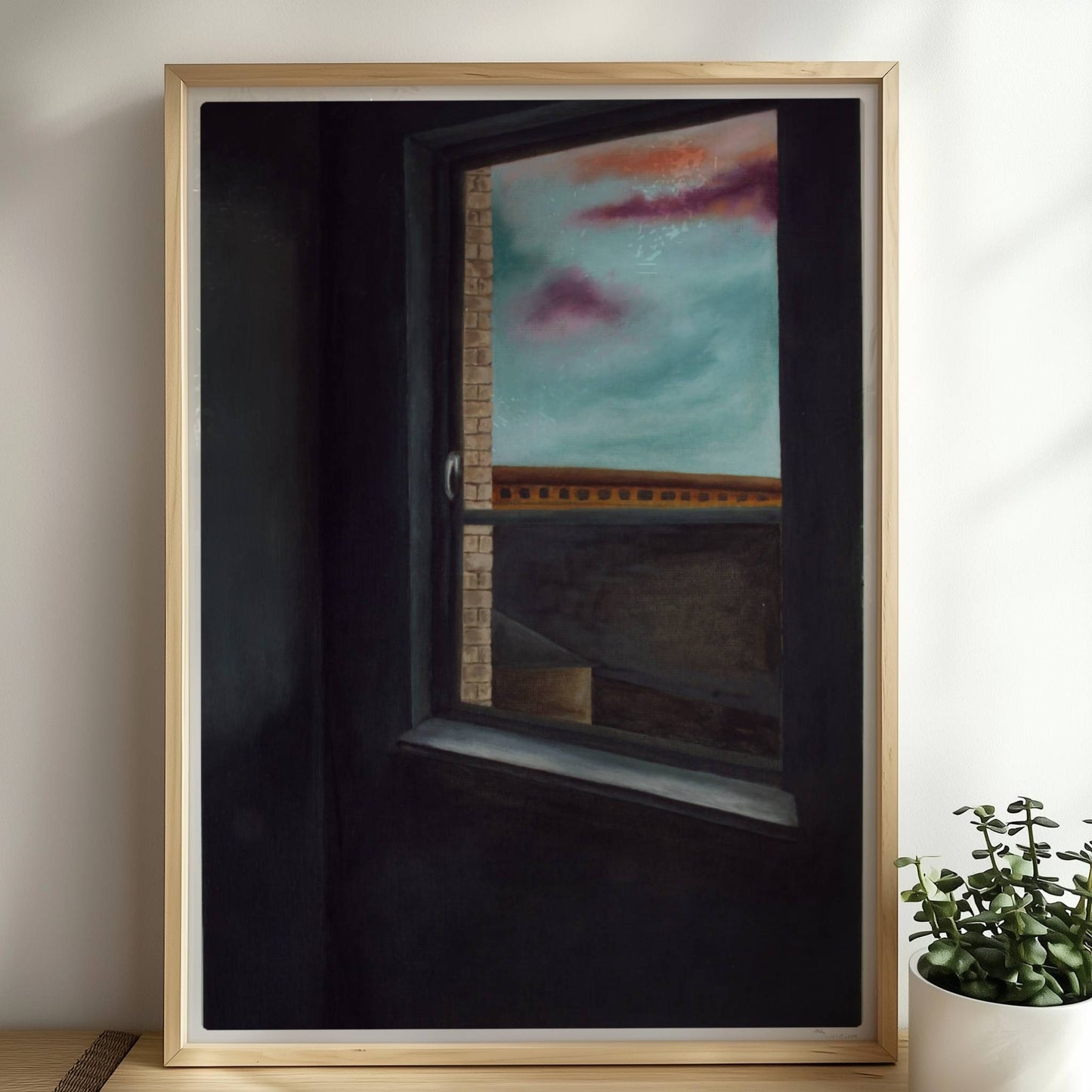 Dunkler Innenraum mit offener Fensteröffnung, Blick auf Ziegelwand, Dachlandschaft und Himmel mit violetten Wolken.. Rahmen natur 50x70